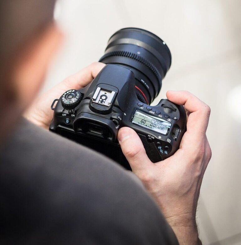 Nude photos posted online: dismissal upheld, but employer still owes €10,000 fair compensation